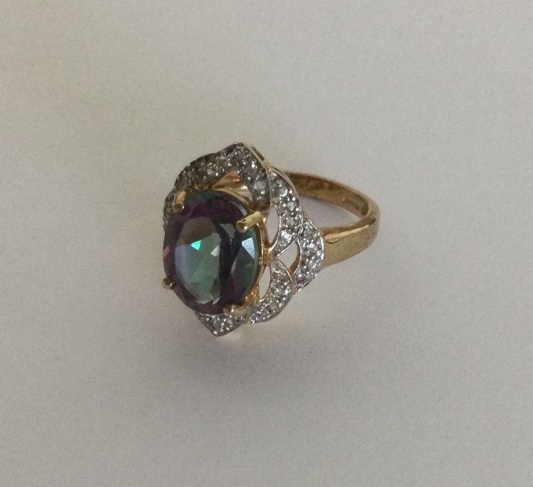 A heavy 9 carat diamond set ring with transitional