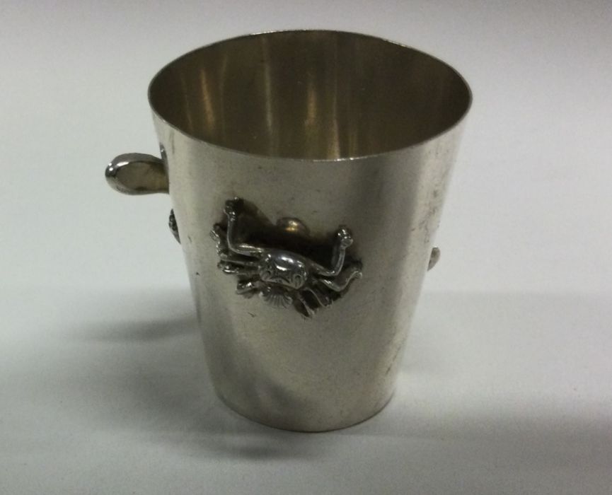 A Chinese chased silver cup decorated with lizards - Image 2 of 2