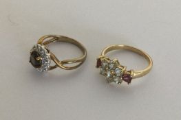 Two 9 carat daisy head cluster rings. Approx. 5 gr