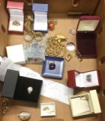 A box of costume jewellery. Est. £10 - £20.