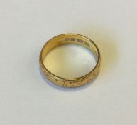 An 18 carat gold chased wedding band. Approx. 6 gr