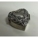 A silver heart shaped box. Approx. 11 grams. Est.