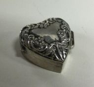 A silver heart shaped box. Approx. 11 grams. Est.
