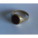 A heavy gent's 9 carat signet ring. Approx. 4 gram