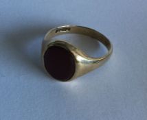 A heavy gent's 9 carat signet ring. Approx. 4 gram
