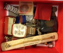 A box containing coins, jewellery etc. Est. £20 -