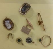 A small gold ring, brooch etc. Approx. 8 grams. Es