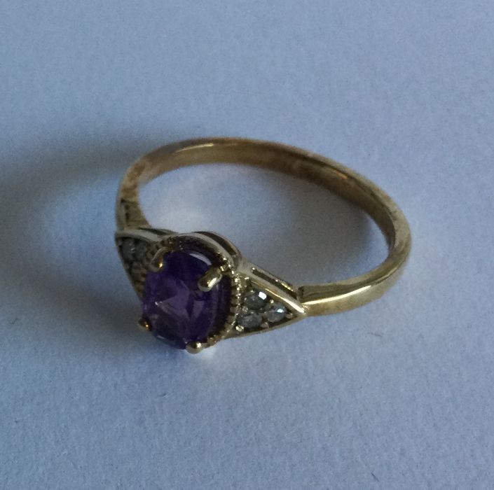 An amethyst and diamond seven stone ring in 9 cara