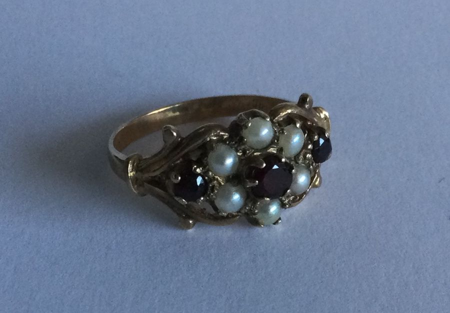 A Victorian style garnet and pearl cluster ring se