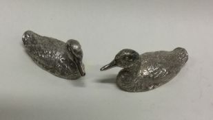 A fine pair of silver ducks. London 1998. Approx.