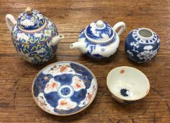 A collection of Chinese pottery. Est. 330 - £50.