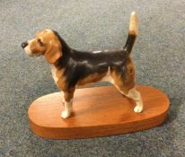 A Beswick figure of a foxhound. Est. £20 - £30.