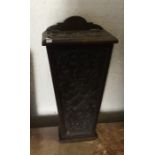 A carved oak wall bracket. Est. £20 - £30.