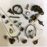 A collection of costume jewellery etc. Est. £20 -