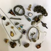 A collection of costume jewellery etc. Est. £20 -