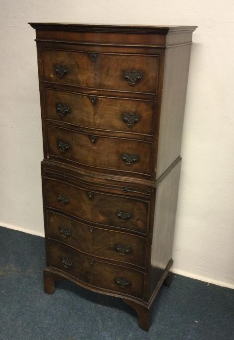 A mahogany six drawer chest on chest. Est. £60 - £