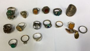 A collection of silver and other rings. Est. £20 -