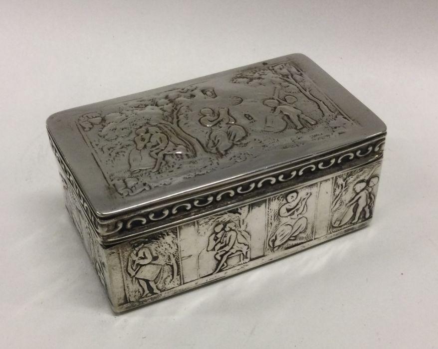 An early 18th Century hinged silver box. Approx. 9
