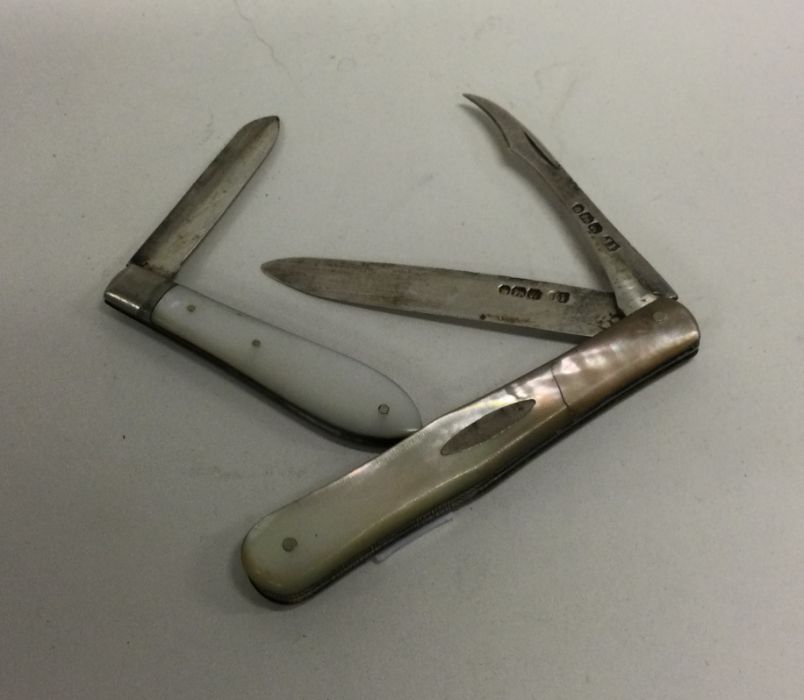 Two small MOP and silver pen knives. Approx. 40 gr