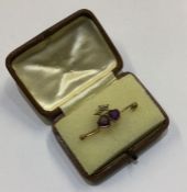An attractive double heart brooch. Approx. 2 grams