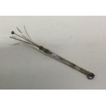 A silver swizzle stick with loop top. Approx. 7 gr