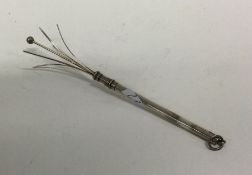 A silver swizzle stick with loop top. Approx. 7 gr