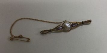 A pearl and amethyst gold brooch. Approx. 3.1 gram