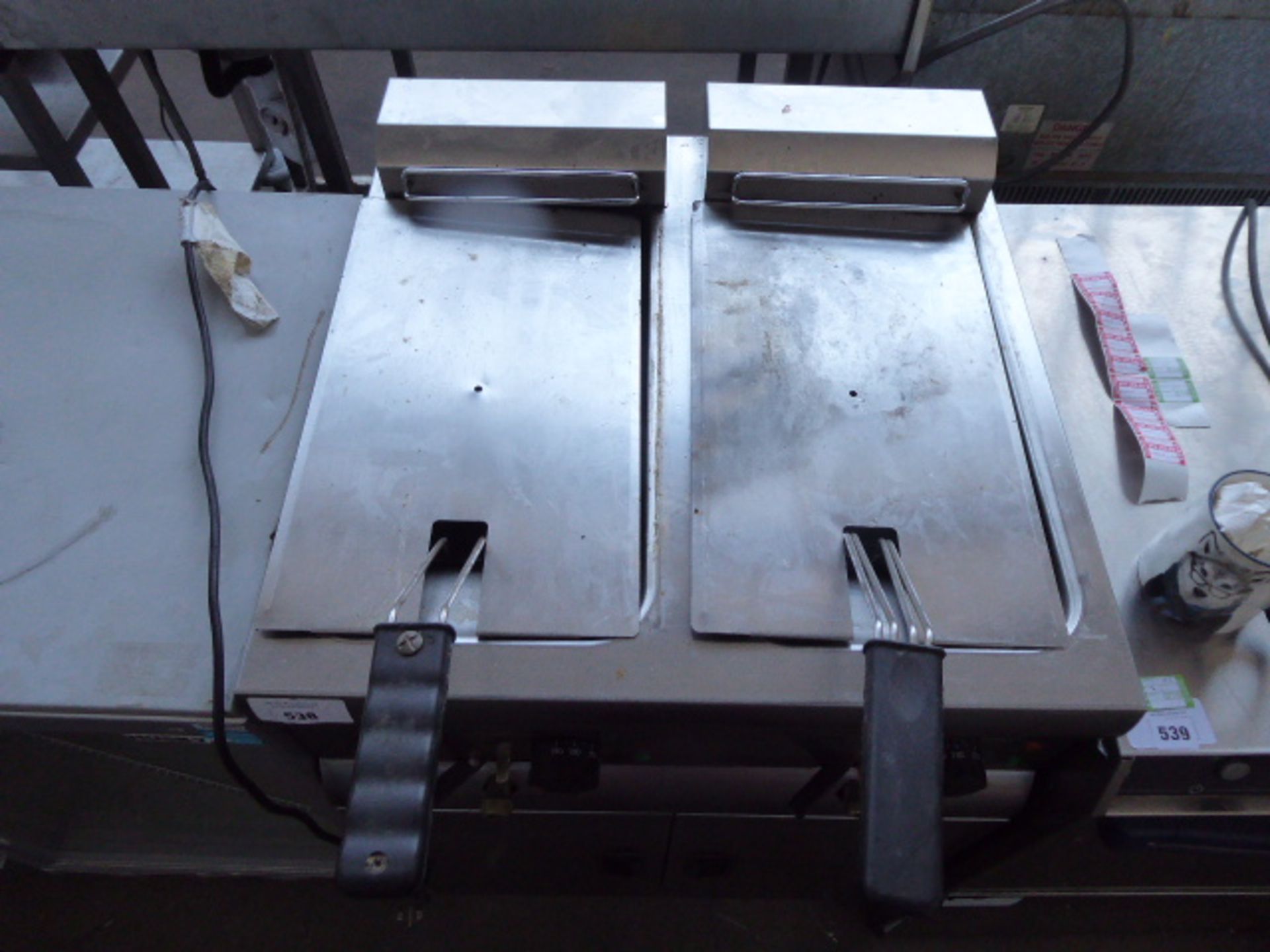 60cm electric Lincat twin well fryer with 2 baskets on stand - Image 2 of 2