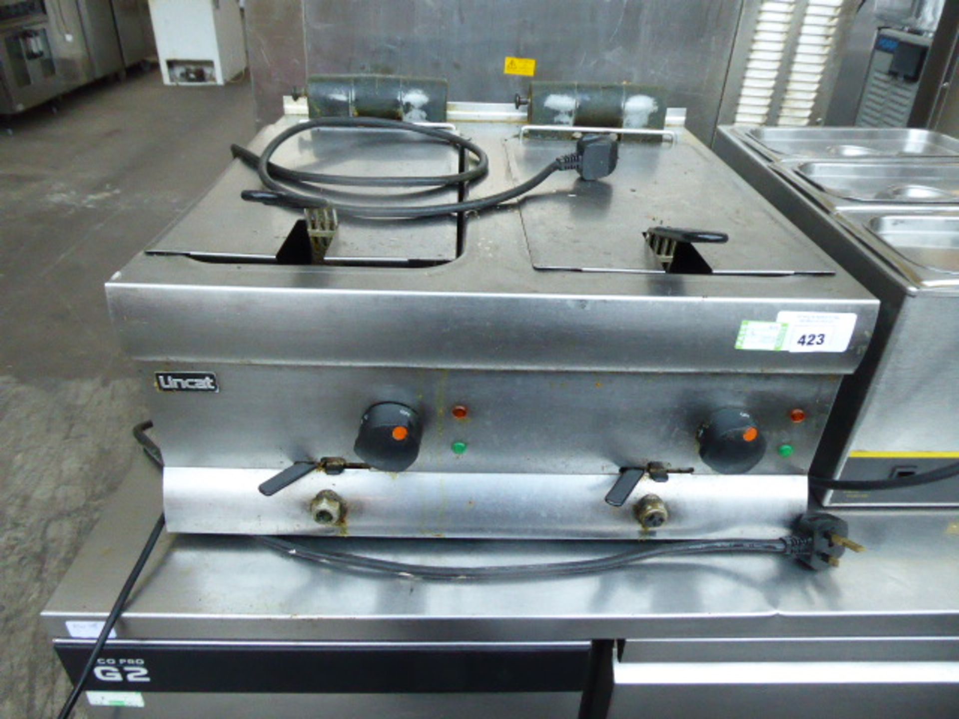 (TN84) 60cm Electric Lincat twin well fryer with 2 baskets