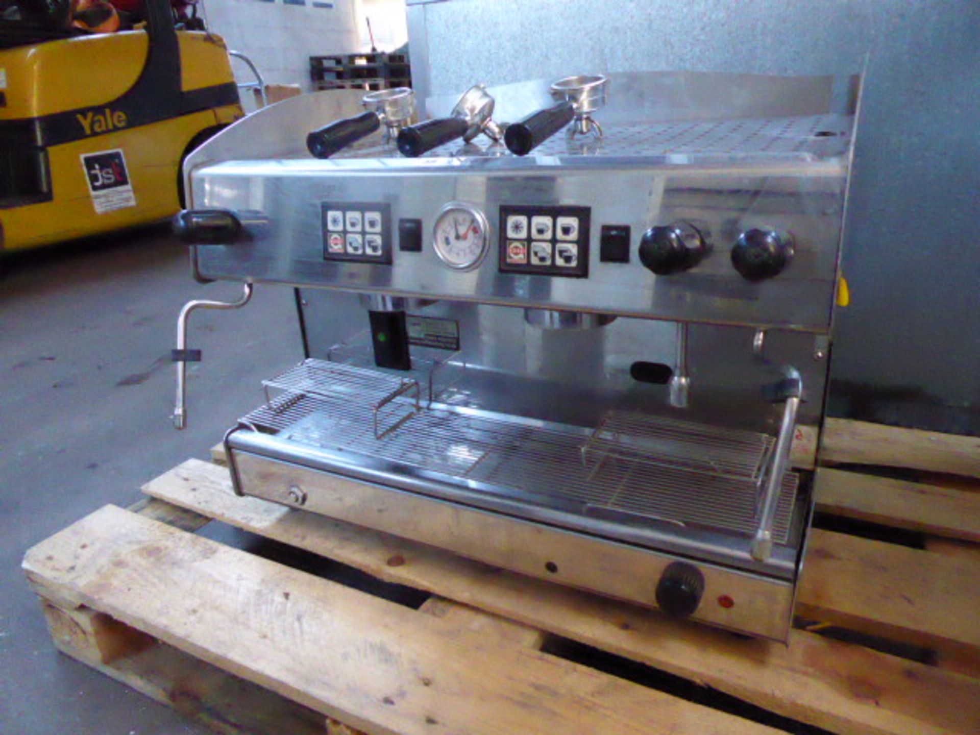 70cm Brasilia Roma A05ORD1G 2-station automatic barista type coffee machine with 3 groupheads and - Image 2 of 4