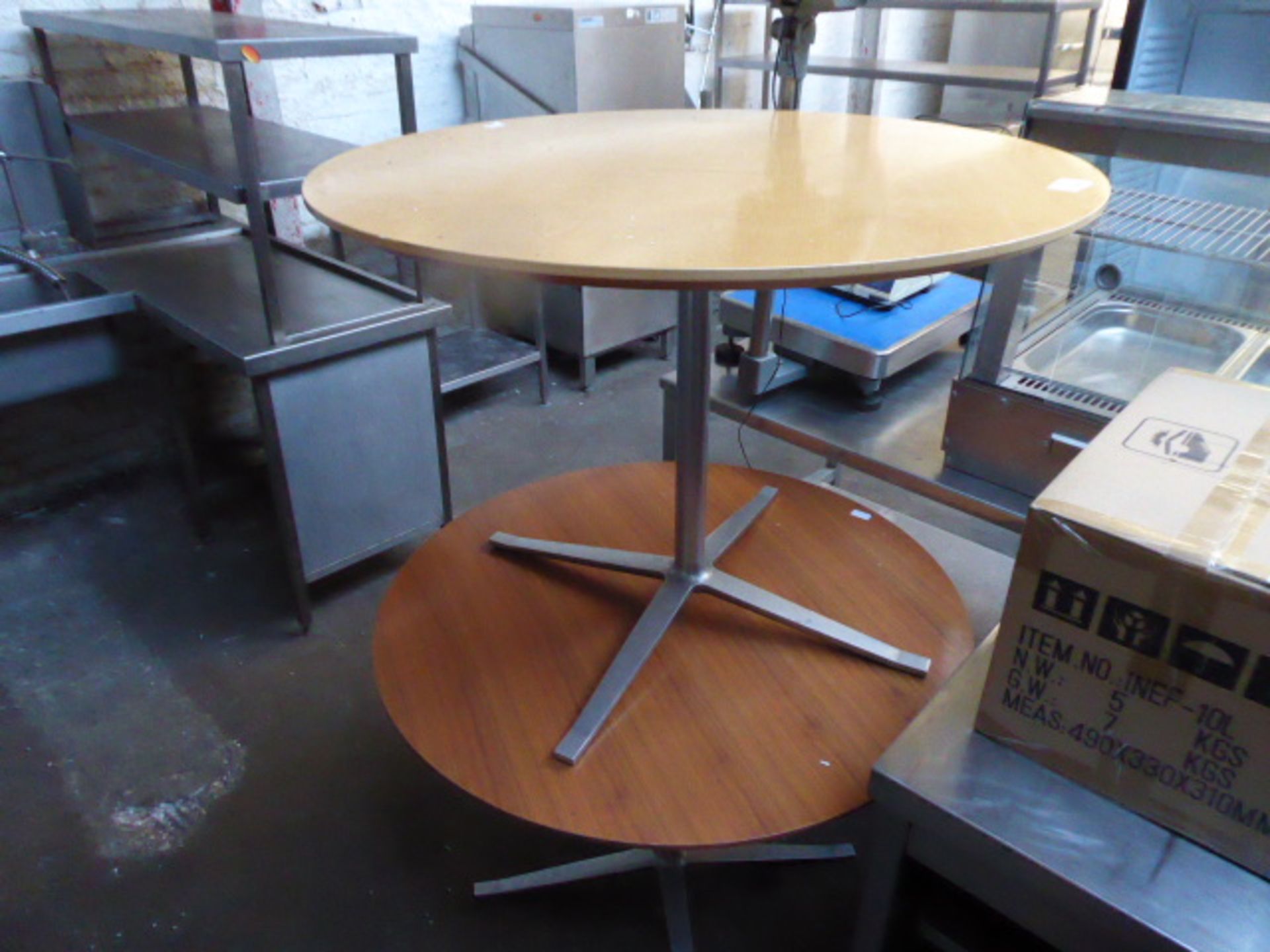 462 - 2 100cm diameter single pedestal tables