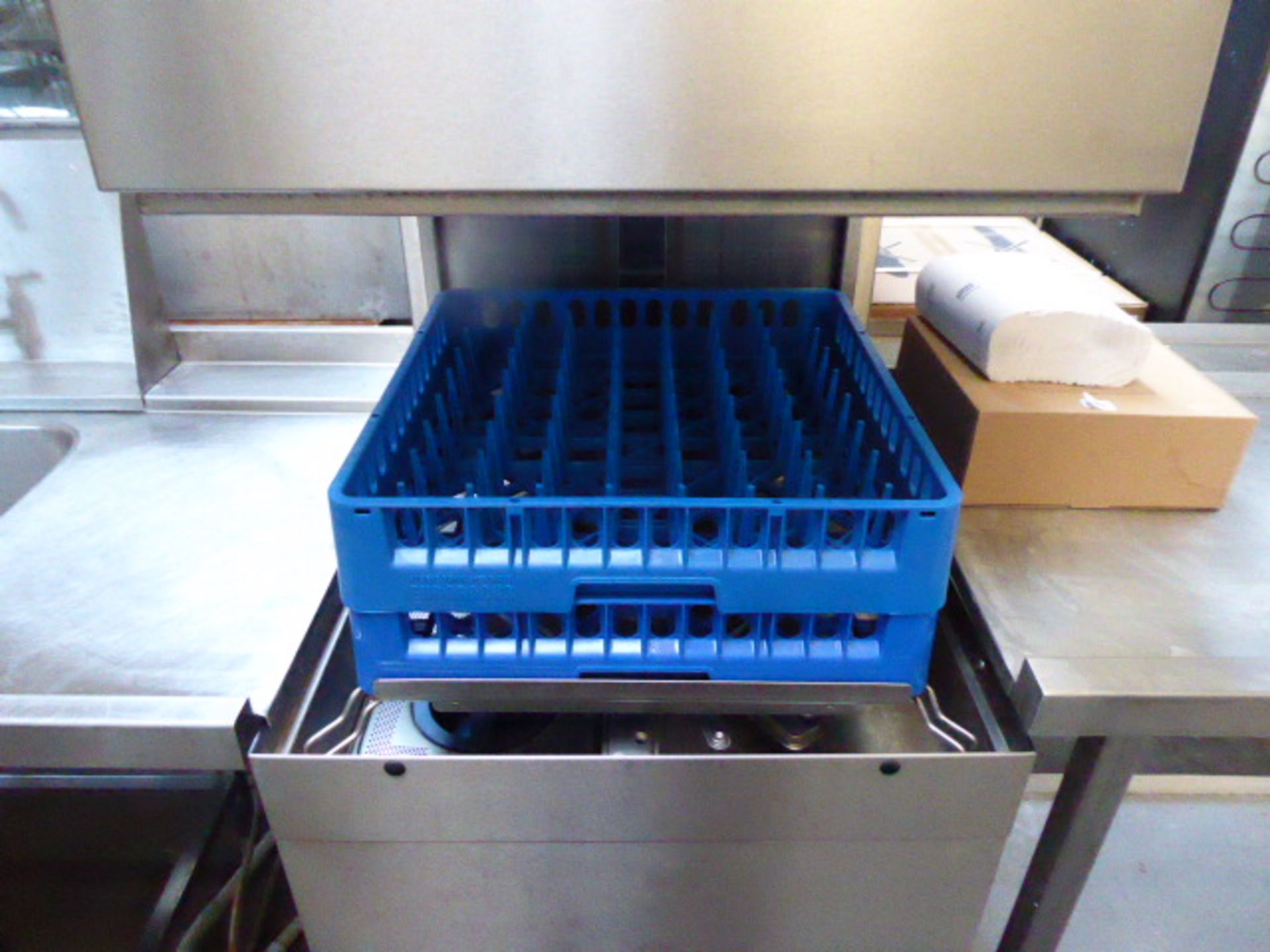 60cm Hobart model: AMXXRS-10A lift top pass through dishwasher with associated large sink, pre - Image 2 of 3