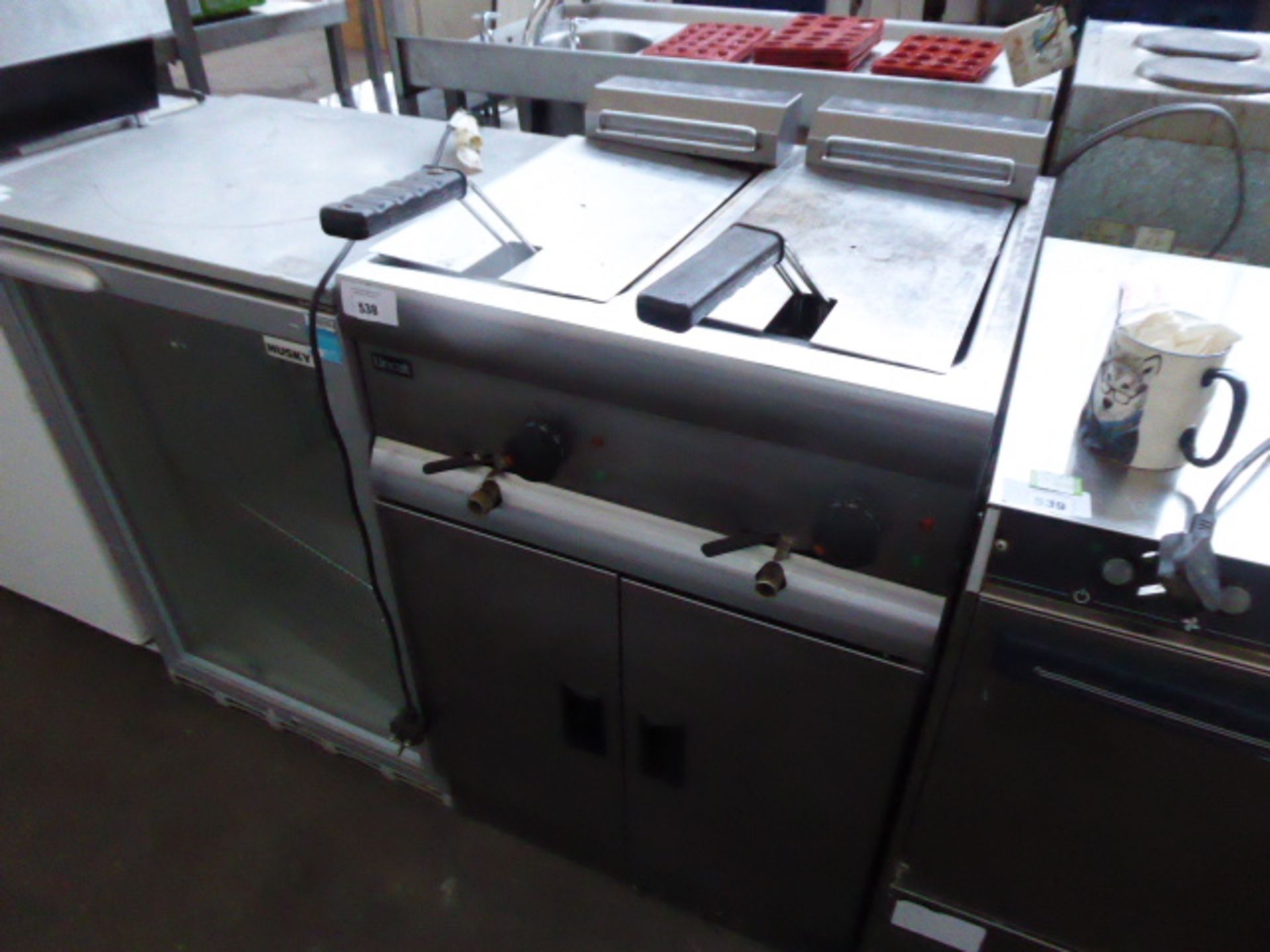 60cm electric Lincat twin well fryer with 2 baskets on stand