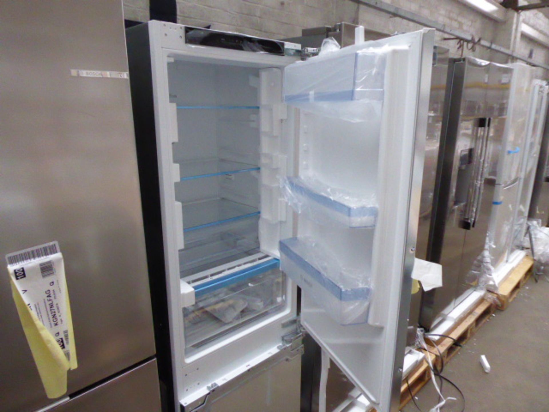 KIN86VFE0GB Bosch Built-in fridge-freezer combination - Image 2 of 2