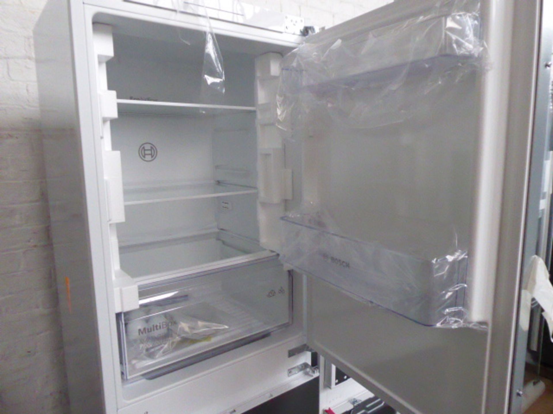 KIN85NSF0GB Bosch Built-in fridge-freezer combination - Image 2 of 2