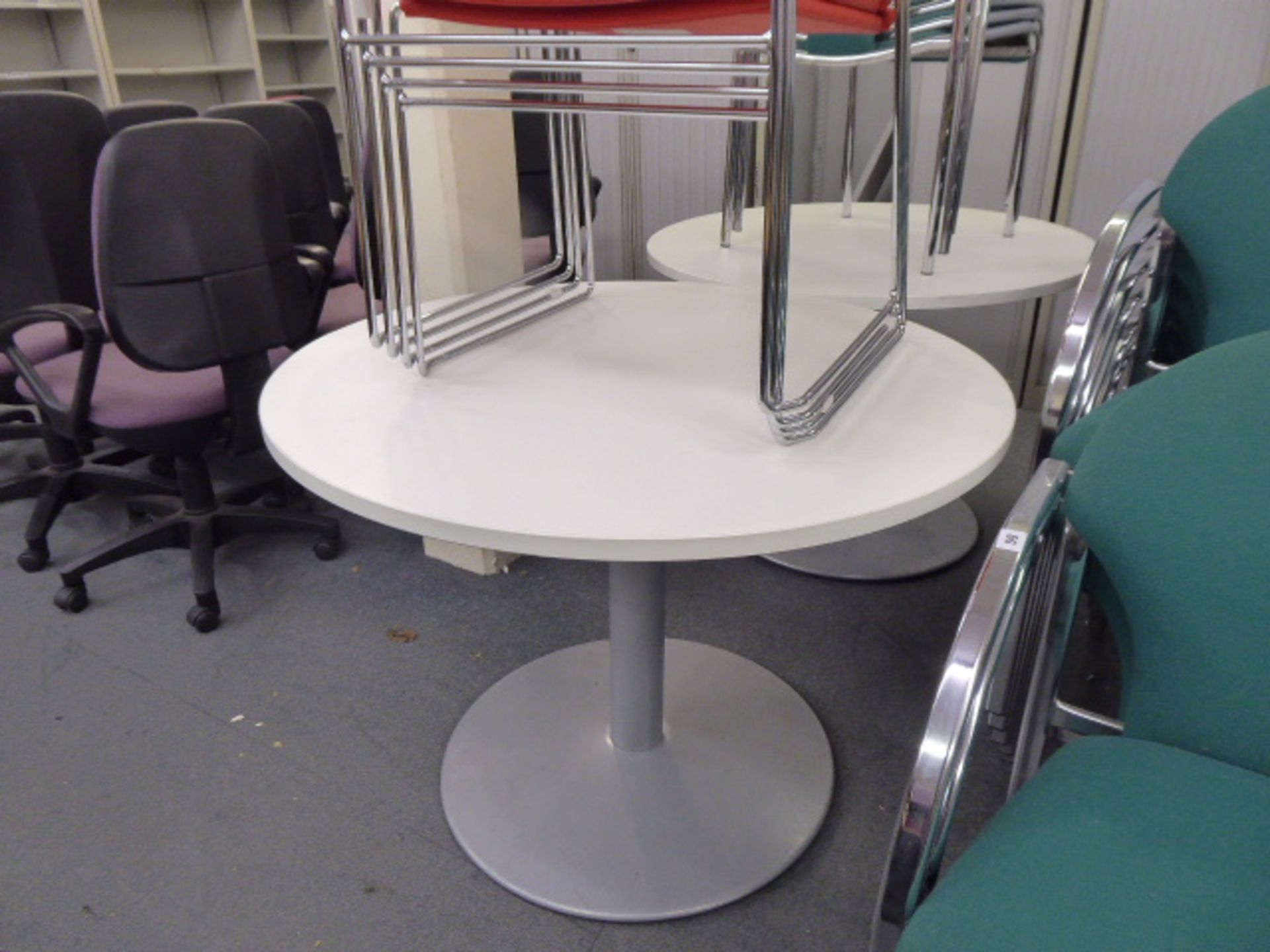 100cm diameter meeting table with a stack of 4 chrome and red plastic Task stacking chairs - Image 2 of 2