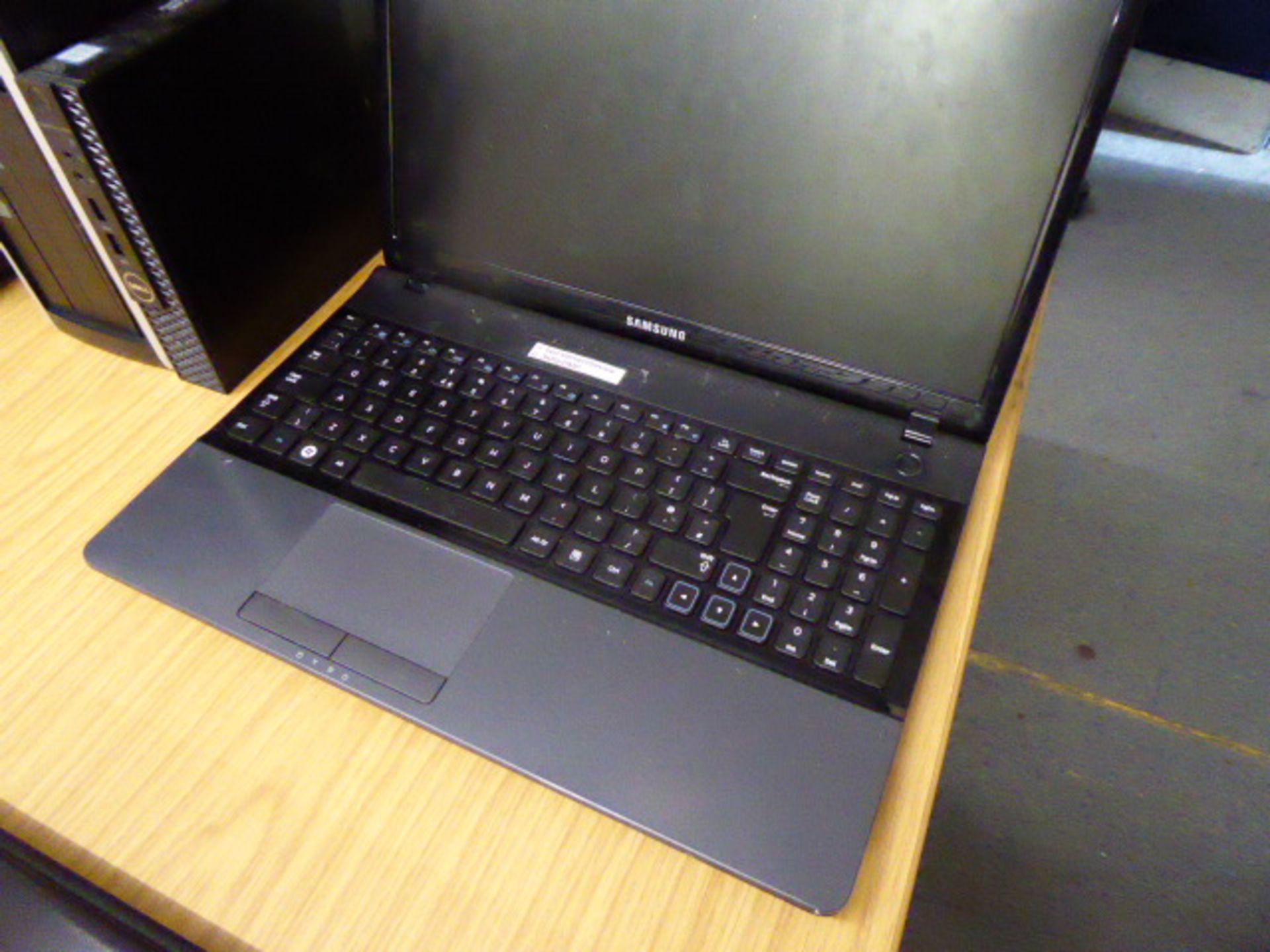 Samsung NP300E5C laptop with Intel i5-3210M processor, 4gb ram, 500gb storage and Windows 7 Pro, - Image 2 of 2