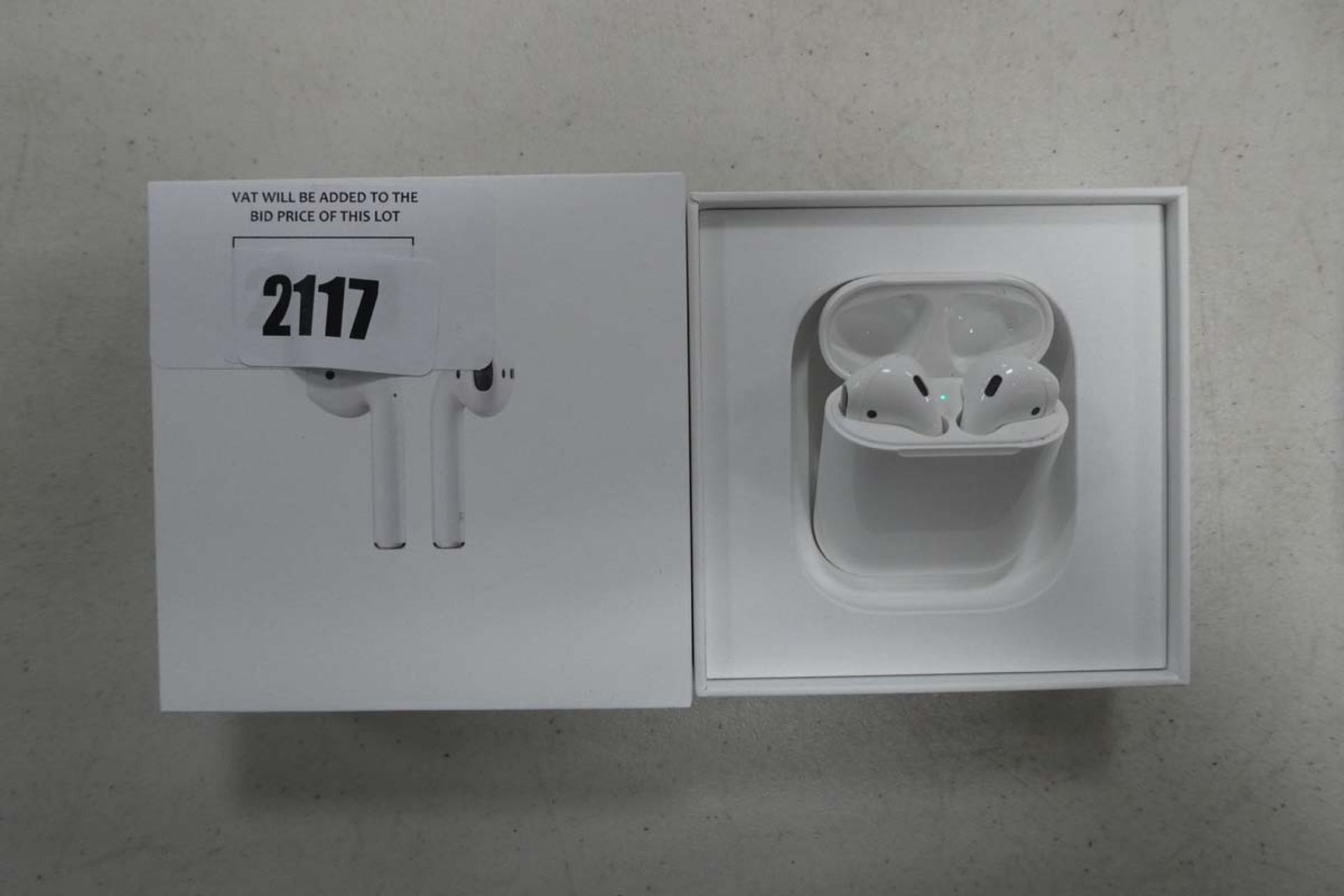 2060 - Apple AirPods 1st gen with charging case and box