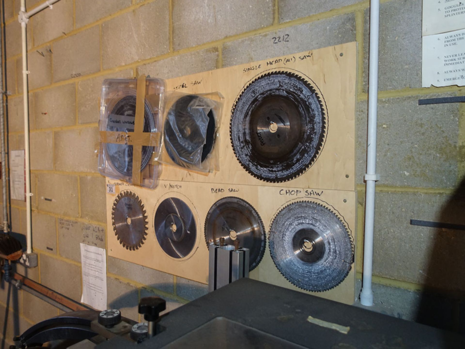 Wall rack of various circular saw blades - Image 3 of 3