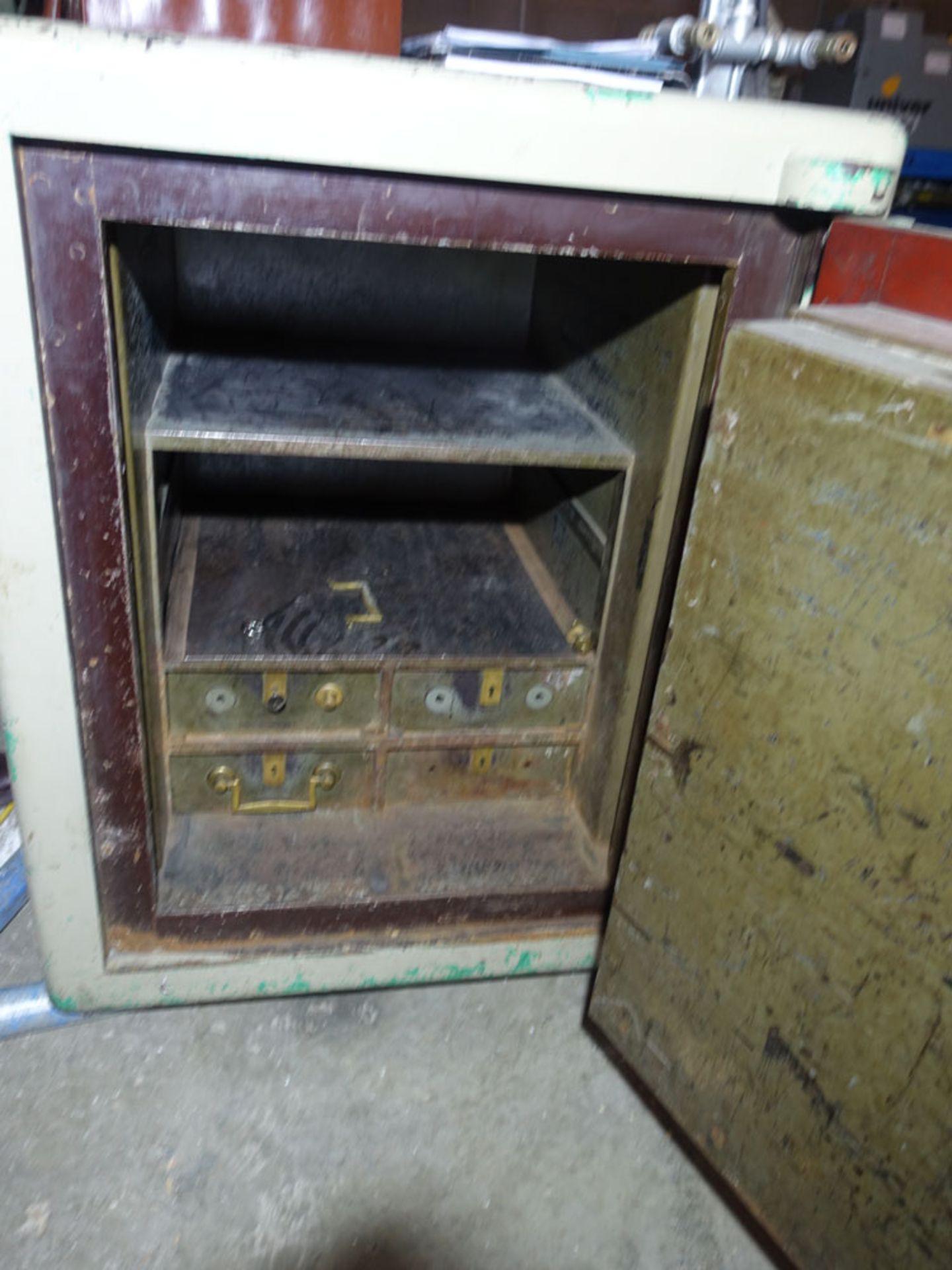 Joseph Bates & Son Victorian office safe with key (2ft x 2ft x 3ft high) - Image 2 of 2