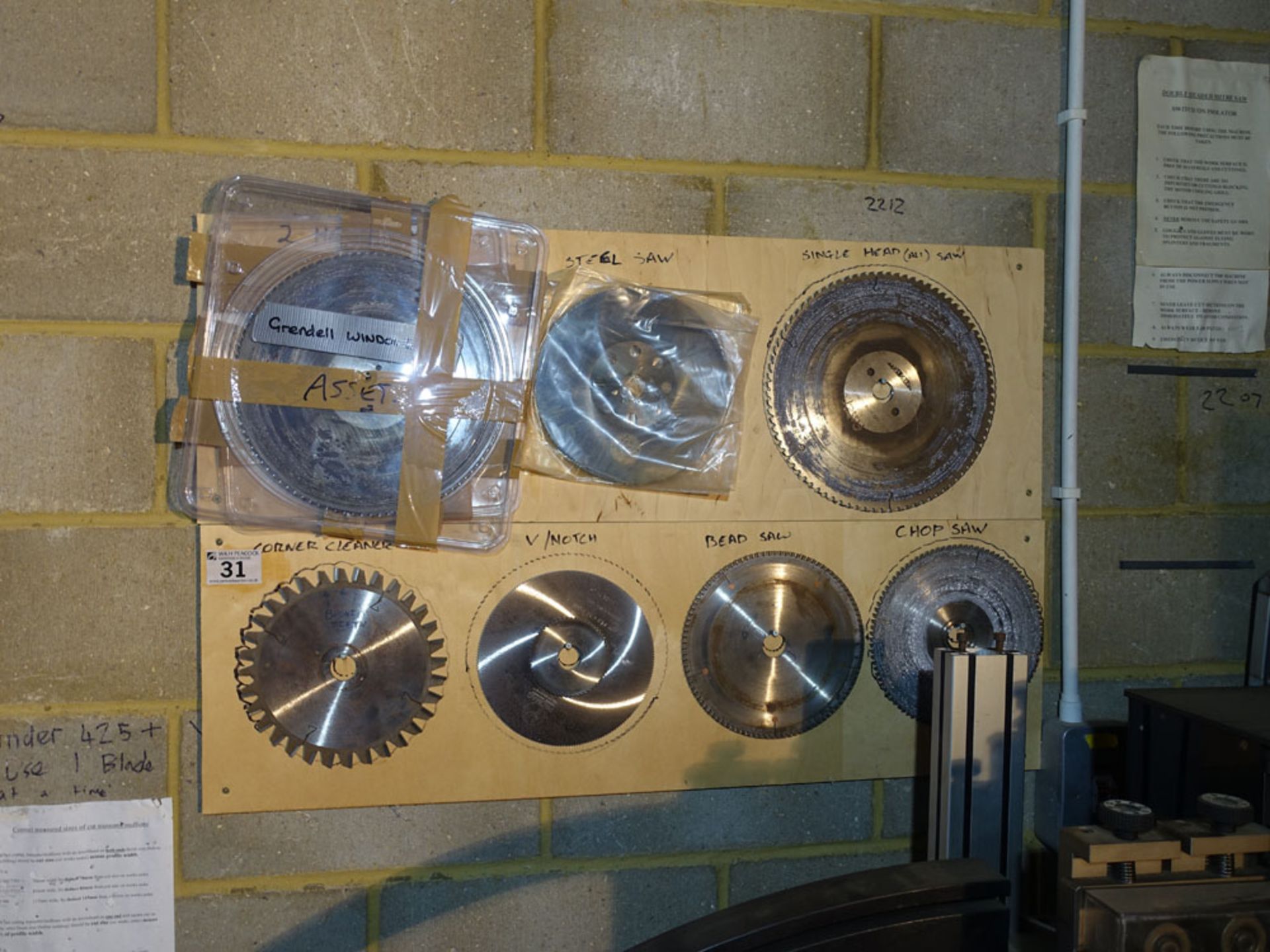 Wall rack of various circular saw blades - Image 2 of 3