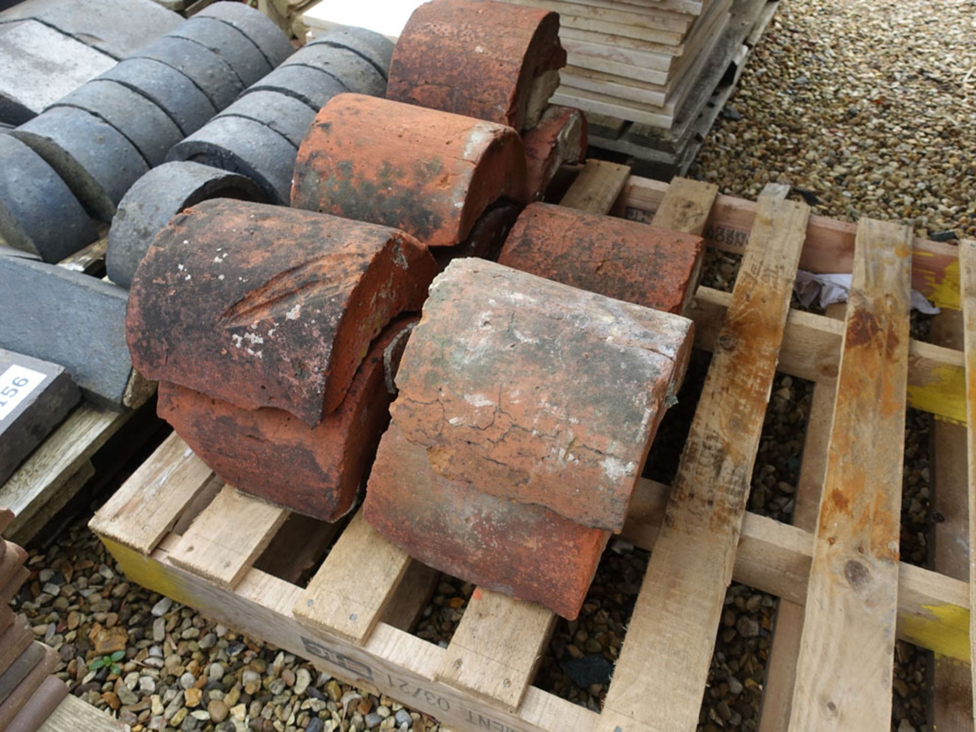 Pallet of reclaimed Staffordshire blue wall coping bricks together with 9 terracotta coping bricks - Image 2 of 2