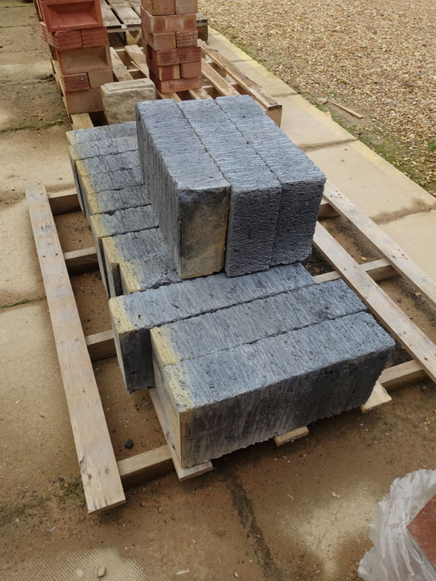 Pallet of red engineering bricks, part pallet of London brick sand face bricks and miscellaneous - Image 3 of 4