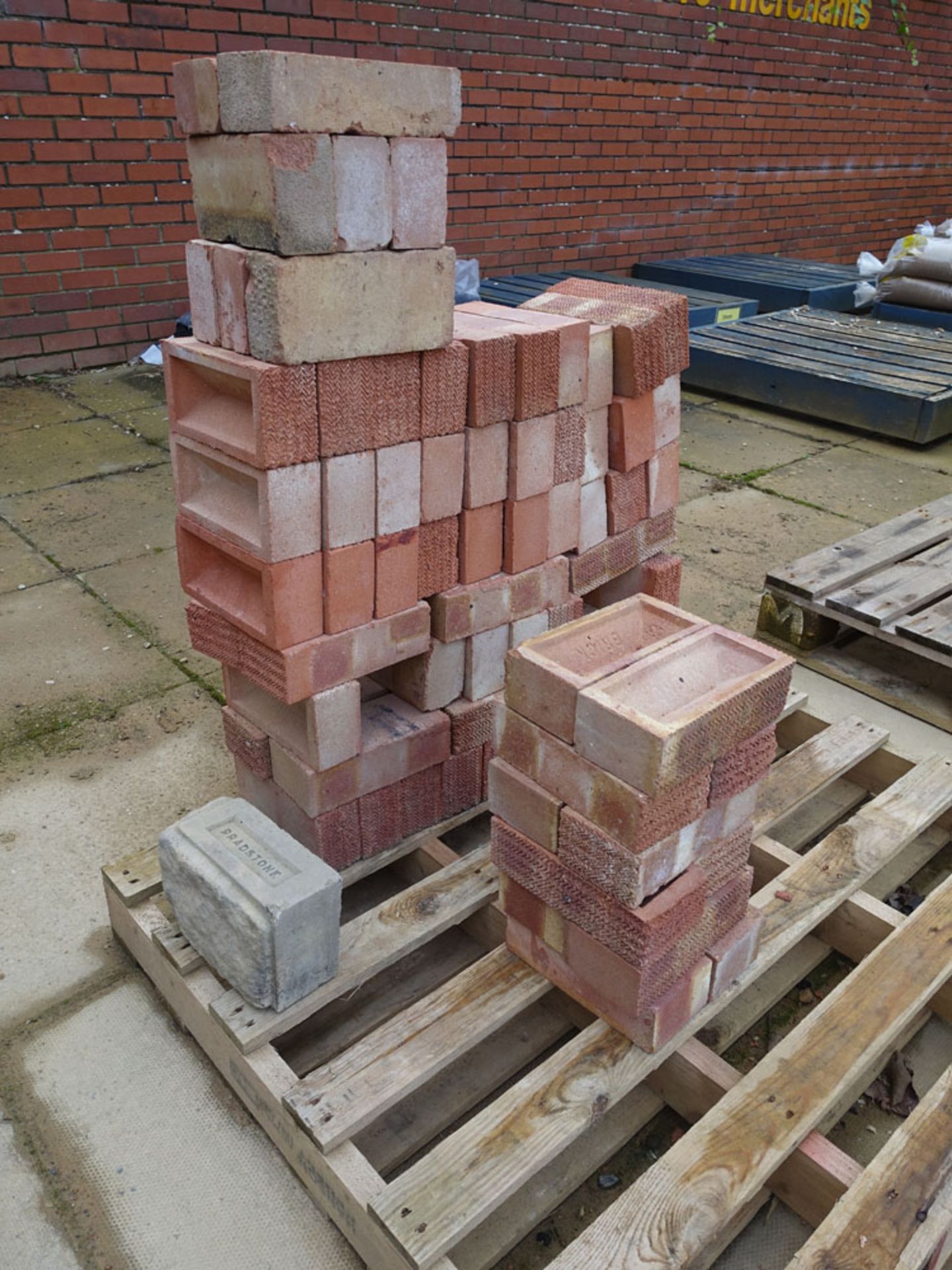 Pallet of red engineering bricks, part pallet of London brick sand face bricks and miscellaneous - Image 4 of 4