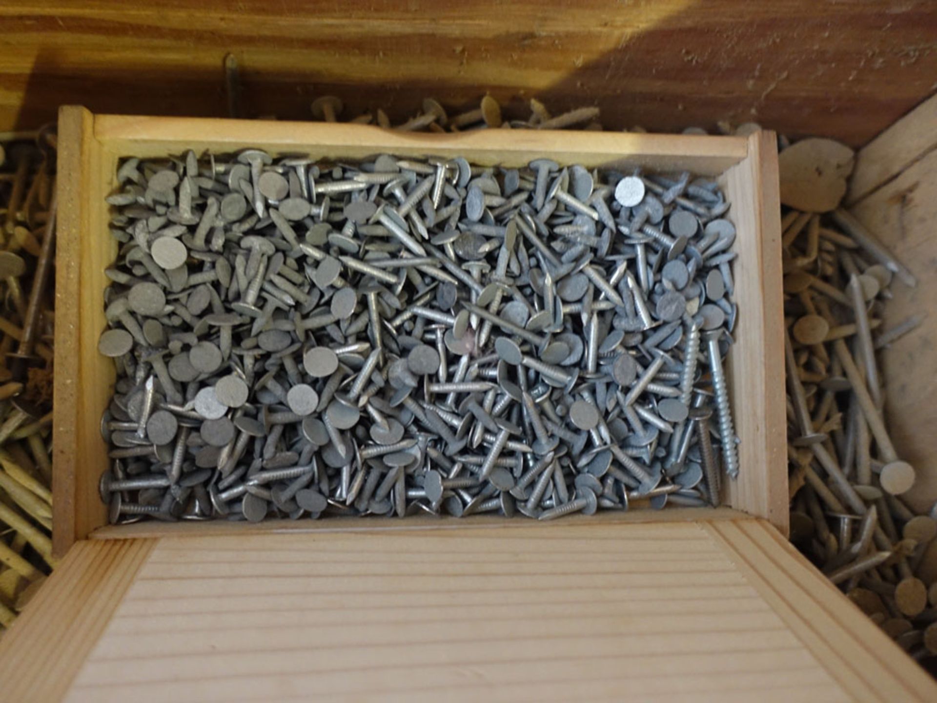 2 boxes of 2.5 and 3'' round wire nails - Image 5 of 5