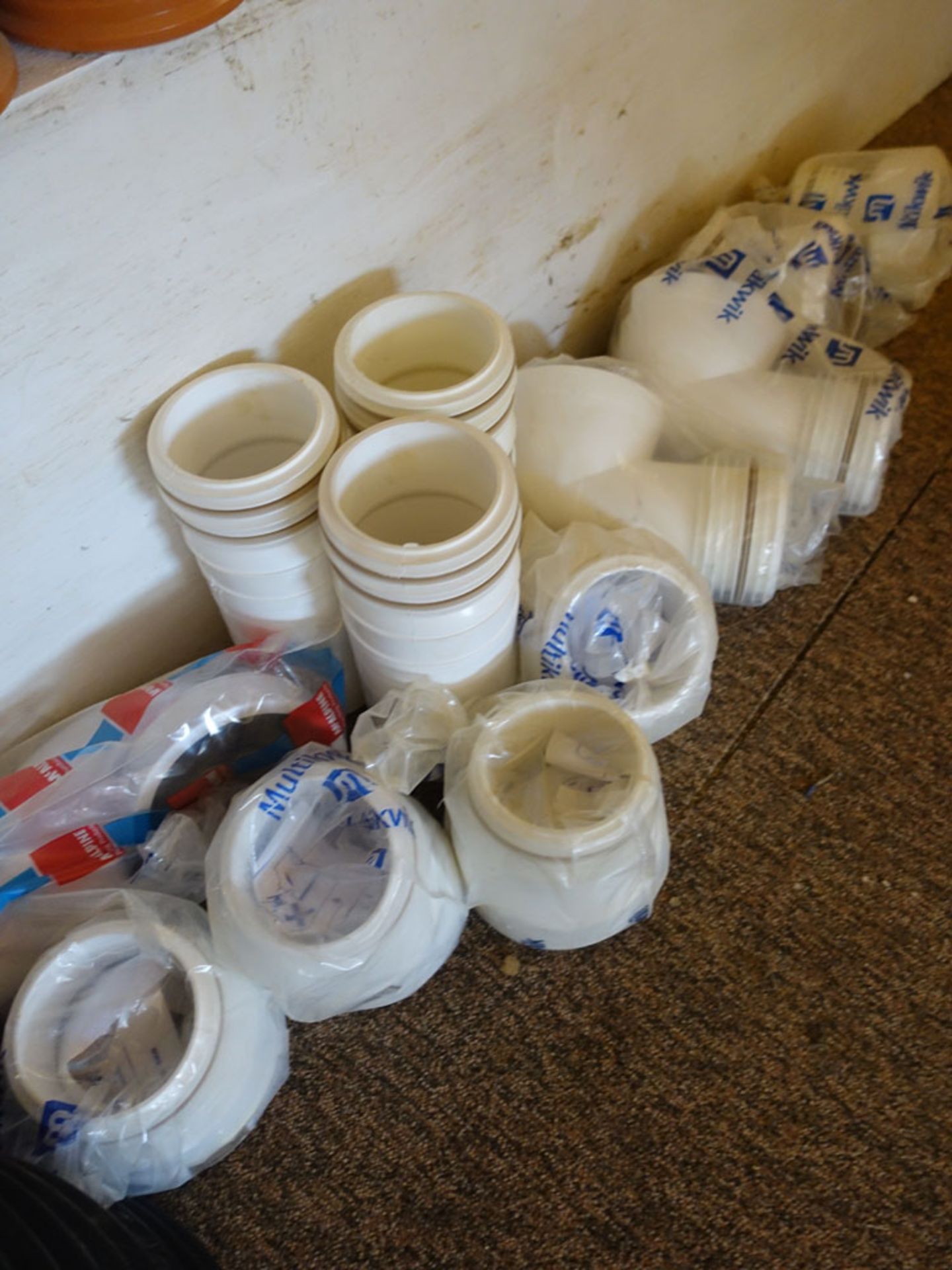 Range of mainly 4'' plastic soil pipe fittings - Image 4 of 4