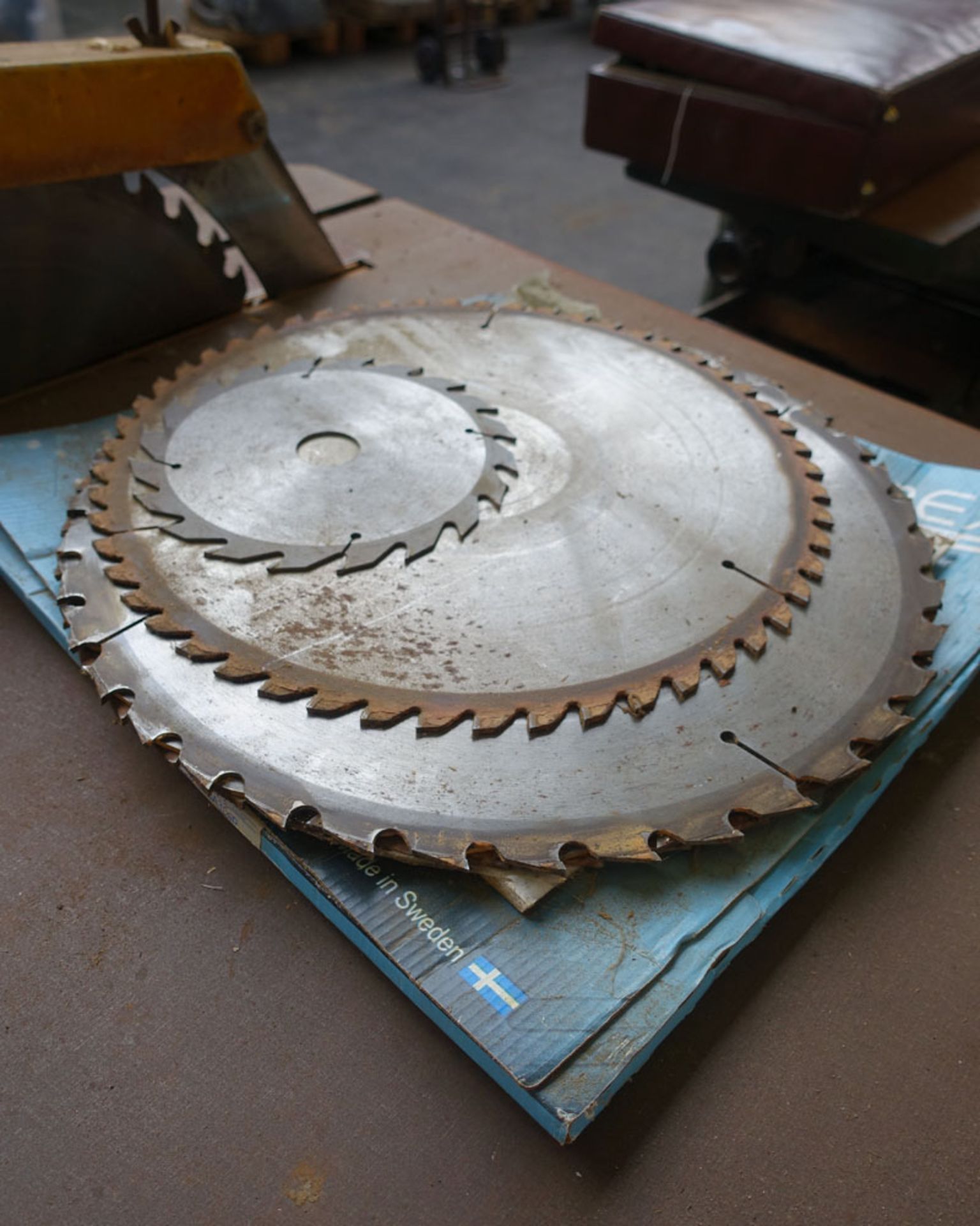 Sedgewick 250mm circular rip saw together with a range of circular saw blades - Image 3 of 3