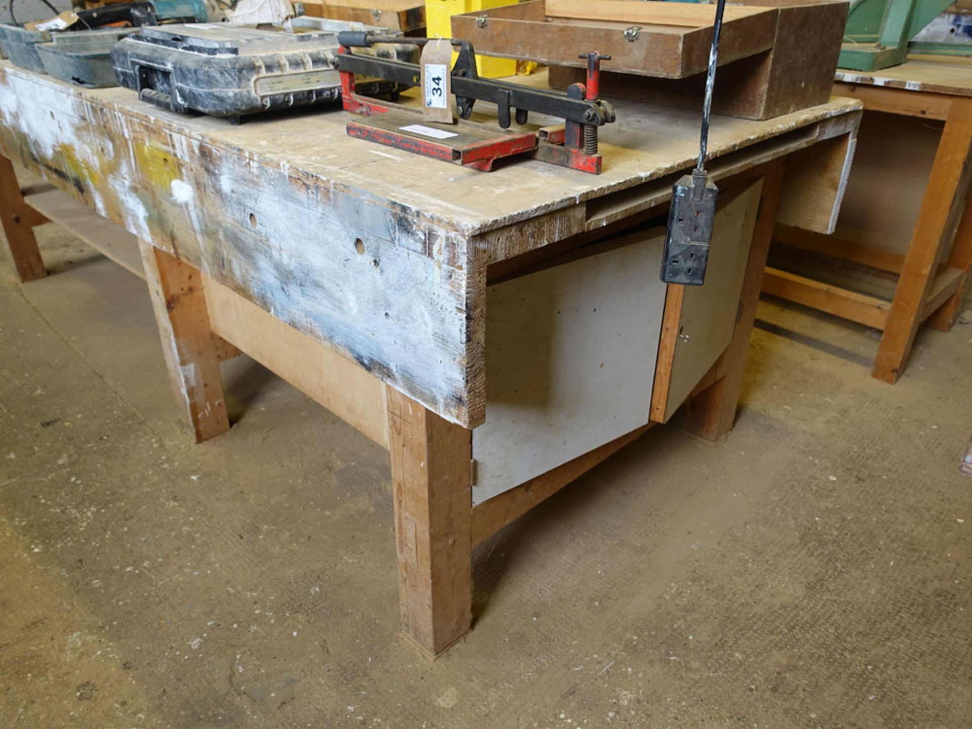 3 metre carpenters bench with 2 Record carpenters vices - Image 2 of 2