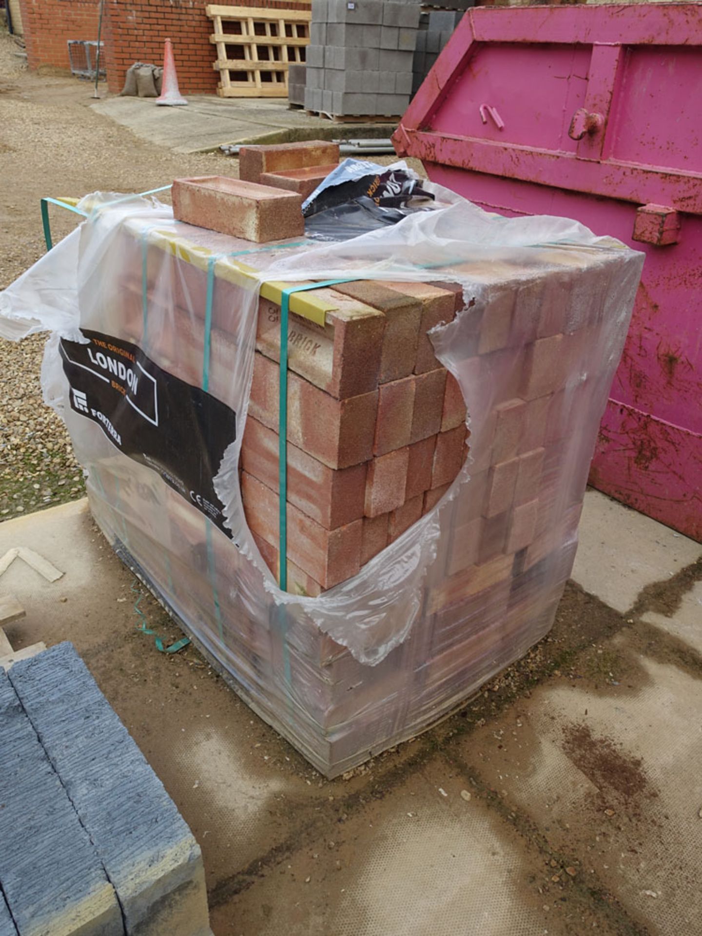 Pallet of red engineering bricks, part pallet of London brick sand face bricks and miscellaneous - Image 2 of 4