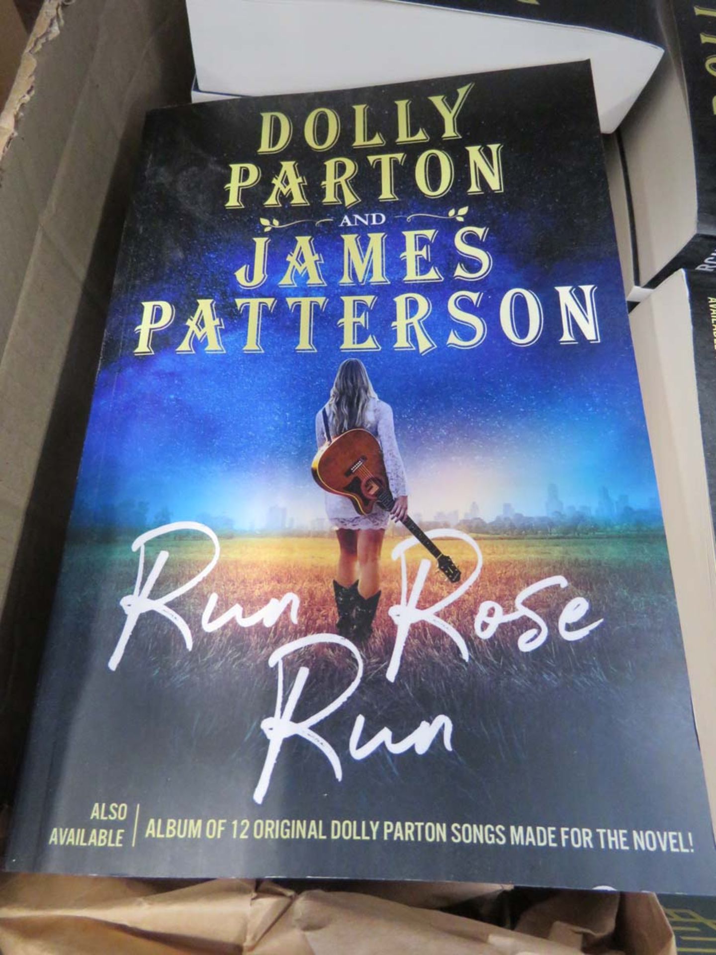 Box containing quantity of Dolly Parton and James Patterson books - Image 2 of 3